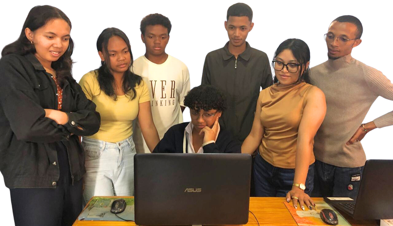 Equipe d'assistants externalisés à Madagascar dans les bureaux de votreequipe.fr